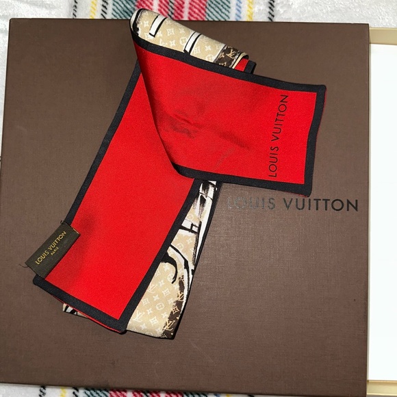 Authentic LOUIS VUITTON
Beige/Red Silk Monogram Trunks Bandeau Twilly with box! - Picture 9 of 10